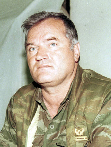 Il generale Ratko Mladić durante un colloquio mediato dalle Nazioni Unite all'aereoporto di Sarajevo nel 1993