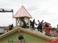 Lavori di costruzione di una chiesa di legno offerta dalla Provincia di Trento