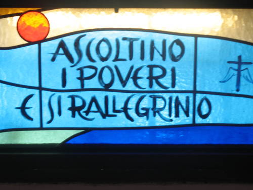 Particolare Cappella Casa per la Pace: vetrata artistica di Cornelia Rota, raffigurante il motto episcopale di don Tonino Bello " Ascoltino i poveri e si rallegrino"
