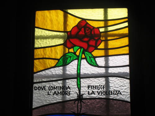 Particolare dalla cappella della Casa per la pace: vetrata artistica di Cornelia Rota, raffigurante la rosa che spunta dal filo spinato. Nascita di Pax Christi nel campo di sterminio nazista