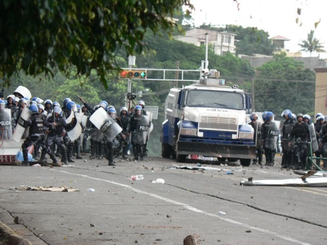 La Polizia e l’Esercito dell’Honduras reprimono la manifestazione pacifica (Foto G. Trucchi)
