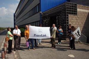 Alessandro Marescotti e Biagio De Marzo aprono la bandiera di PeaceLink di fronte all'Ilva