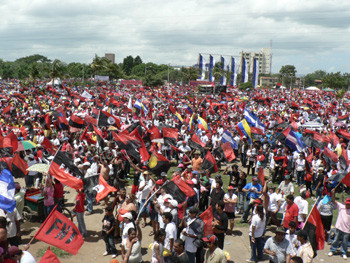 Decine di migliaia di nicaraguensi hanno nuovamente riempito Plaza La Fe © (Foto G. Trucchi)  