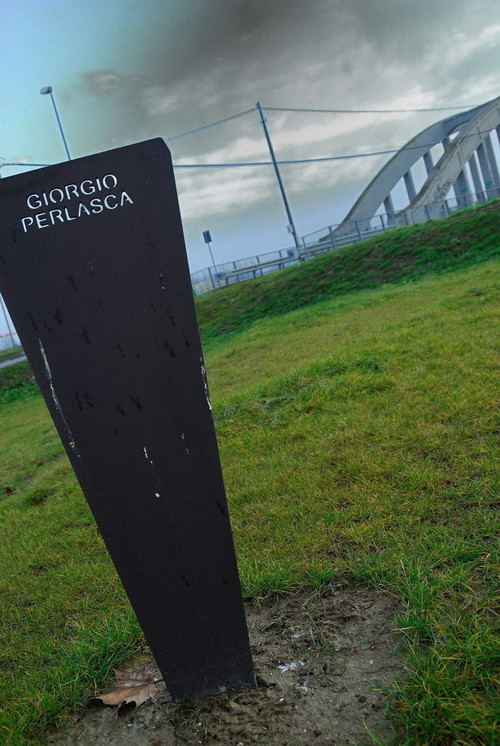 Padova,il Giardino dei Giusti,la stele che ricorda Giorgio Perlasca.Trovatosi a Budapest come incaricato d'affari l'8 settembre 1943,rifiutò di aderire alla RSI e si adoperò per salvare dalla deportazione un gran numero di ebrei ungheresi