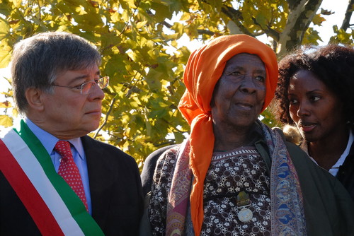 Padova,il Giardino dei Giusti.Domenica 18 ottobre 2009;Zura Karuhimbi che ospitò nella sua casa e dette loro da mangiare molti rwandesi di etnia tutsi durante il genocidio insieme al Sindaco di Padova Flavio Zanonato.Zura è stata proposta per il Nobel per la pace