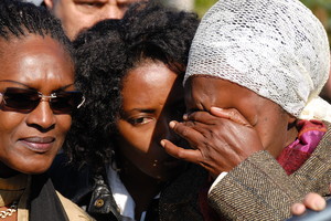 Padova,il Giurdino dei Giusti,domenica 18 ottobre 2009.Jacqueline Mukansonera e Yolande Mukagasana.Yolande era tra le persone più ricercate dagli estremisti hutu,indicata come rappresentante dell'intellighentia tutsi.Jacqueline la nascose nella sua cucina in un doppio fondo sotto il lavello.