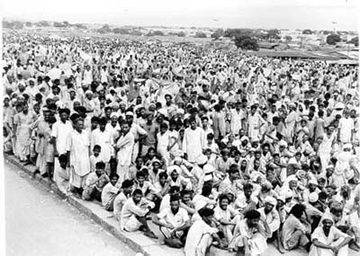 La partizione dell'India nel 1947 portò a un processo che oggi potrebbe essere descritto come “pulizia etnica.” Centinaia di migliaia di persone furono massacrate e milioni dovettero lasciare i luoghi d'appartenenza, i musulmani l'india per il Pakistan, e gli hindu vice versa. La foto mostra una piccola parte dei rifugiati a Delhi.