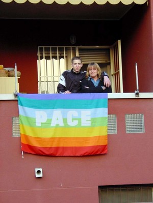 Questa bandiera è esposta al nostro balcone da ottobre. E' stata una delle prime a Cusano Milanino e fortunatamente in questi 4 mesi Cusano si è colorata di Pace. Anna