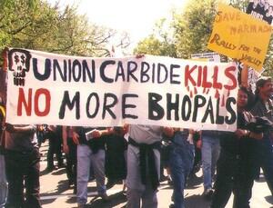 A 25 anni da dal disastro di Bhopal: "Union Carbide uccide, mai più altre Bhopal". La notte tra il 2 e il 3 dicembre 1984 una nube di gas fuoriuscì dalla fabbrica di pesticidi della società americana Union Carbide, diffondendo nell’aria una quantità impressionante di sostanze velenose.