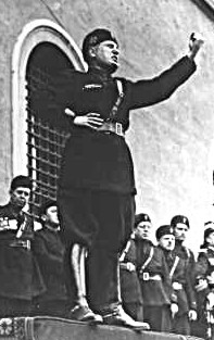 Benito Mussolini durante un comizio