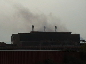 Acciaieria 2 Ilva di Taranto alle ore 14,41 del 15 gennaio 2010. Persistono emissioni non convogliate dopo il rifacimento del sistema di filtraggio e captazione fumi.