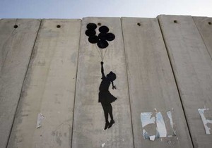 un murales di bansky sul muro tra israele e palestina