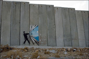 un murales di bansky sul muro tra israele e palestina