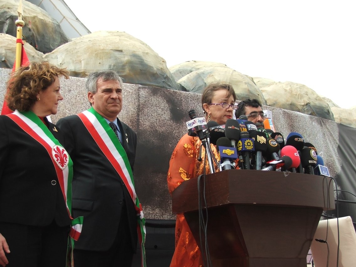 Kurdistan 2010. Halabja. Fulgida Barattoni alla cerimonia, di fianco il sindaco Khder Kareem.