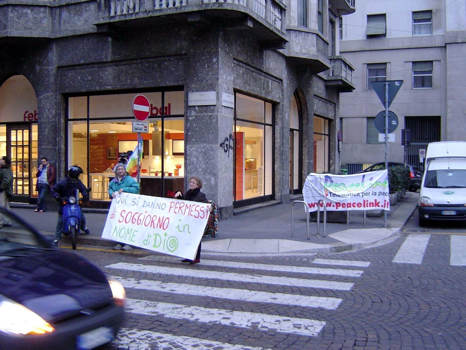 davanti alla Questura di Milano anche lo striscione di PeaceLink
