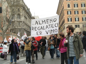 Alla manifestazione di Roma non mancano gli amanti del vino...