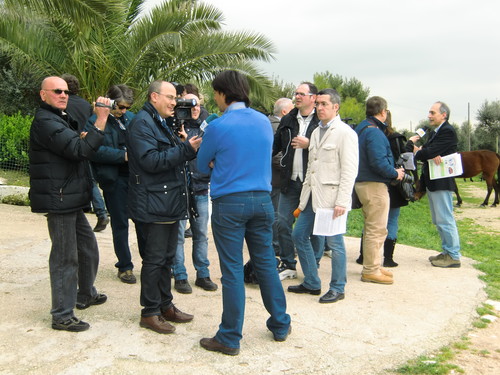 AltaMarea e gli allevatori intervistati dalle tv locali presso La masseria contaminata a Taranto per la diossina