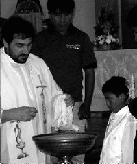 don silvio celebra un battesimo