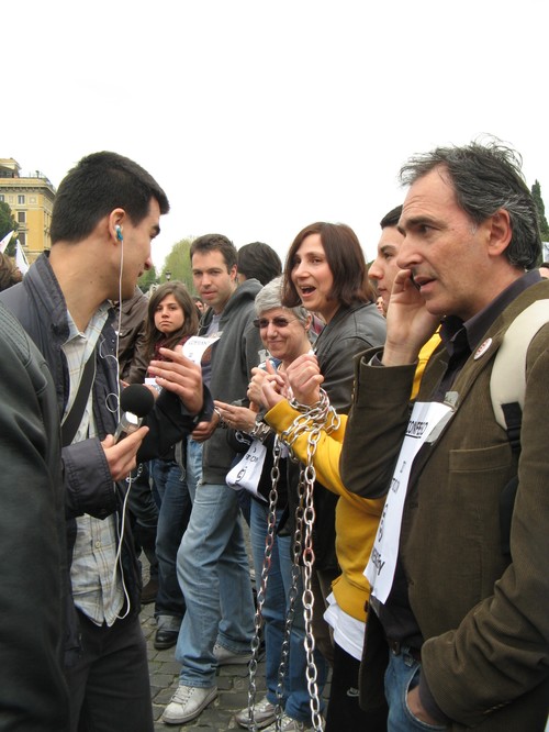 Manifestazione di solidarietà per la liberazione dei volontari di Emergency detenuti in Afghanistan (Roma, Piazza San Giovanni, 17 aprile 2010).