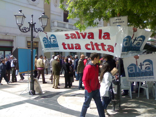 Taranto, domenica 18 aprile 2010, raccolta di firme per sostenere la proposta di legge per l'indennizzo degli allevatori danneggiati dalla diossina