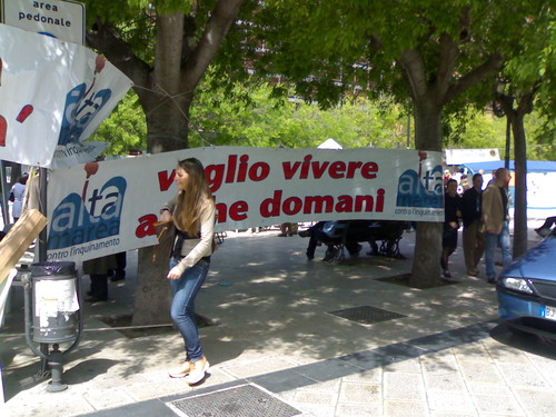 A Taranto nel 2008 sono stati emessi dall'Ilva 172 grammi di diossina. Per fare un paragone: Svezia, Spagna, Austria e Regno Unito assieme hanno emesso diossina industriale nel 2004 per 166 grammi. Un miliardesimo di grammo costituisce già pericolo per la vita umana.