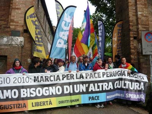 Alcune immagini dalla Marcia per la Pace Perugia Assisi del 16 maggio 2010. La partenza