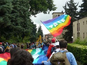 Alcune immagini dalla Marcia per la Pace Perugia Assisi del 16 maggio 2010. Gli scout portano il bandierone della pace