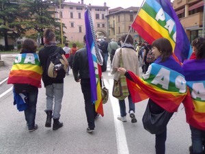 In marcia con le bandiere arcobaleno