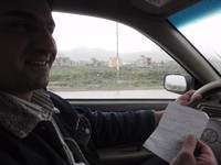 Foto 1 - Il tassista con il foglio di appunti per raggiungere l'ospedale