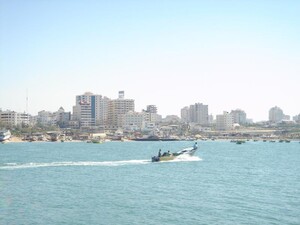 Città di Gaza dal mare. La striscia di Gaza ospita quasi 1 milione e cinquecentomila abitanti in 350 chilometri quadrati. Sono oltre 4100 abitanti/Km, contro i 48 della Giordania e i 365 di Israele