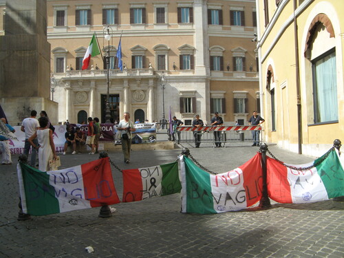 La discussione sul disegno di legge bavaglio sulle intercettazioni è stata rinviata a settembre. Federazione della Stampa Italiana, associazioni e cittadini hanno richiamato l'attenzione sui tanti pericoli per le indagini, l'informazione e la libertà della rete. PeaceLink continuerà a sostenere la mobilitazione perché sia bloccato definitivamente il disegno di legge. Clicca qui per vedere le foto del presidio a Montecitorio del 29 luglio.  