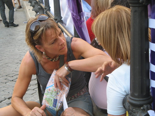 Montecitorio 29 luglio 2010. Una turista straniera si fa spiegare .. 