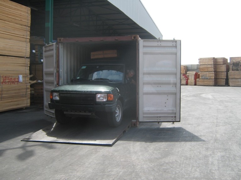 Anche il Land Rover viene portato nel container
