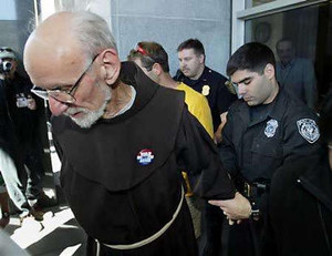 Padre Louis Vitale viene arrestato durante una manifestazione contro la tortura.