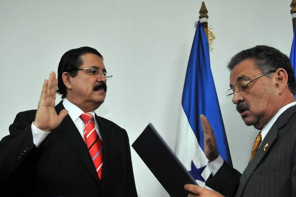 Manuel Zelaya giura davanti al presidente del Parlacen Jacinto Suárez