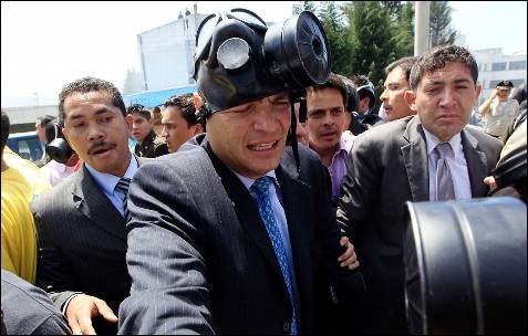 Rafael Correa durante l'attacco della Polizia (Foto AP)  