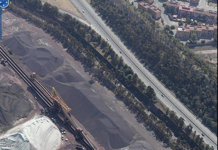 Colline di minerali di ferro altri minerali e carbone a pochi metri dalle case del "quartiere Tamburi" a Taranto