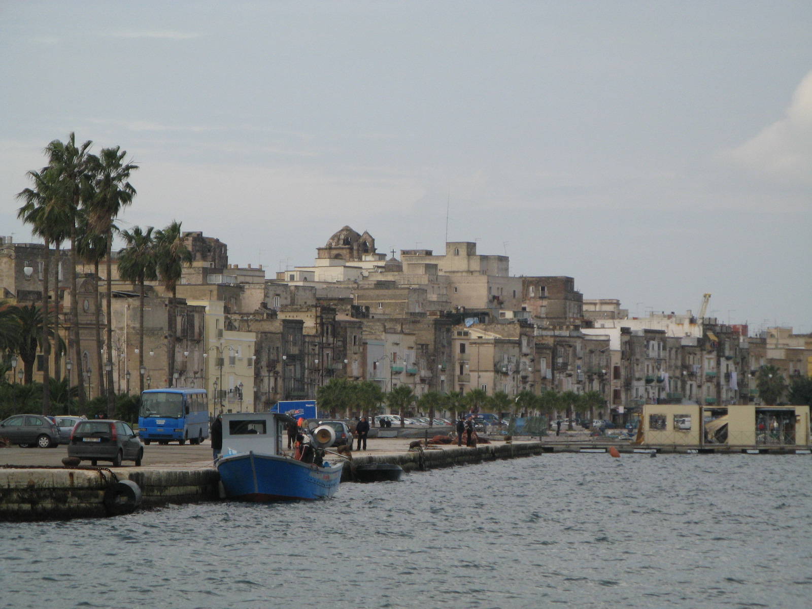 Taranto. L'isola della Città vecchia vista dal Mar Piccolo