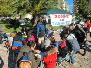 durante la raccolta firme organizzata dal Comitato Donne per Taranto, abbiamo lasciato che anche i bambini potessero metter la "loro" firme: e quale modo migliore se non fargli fare un bel disegno