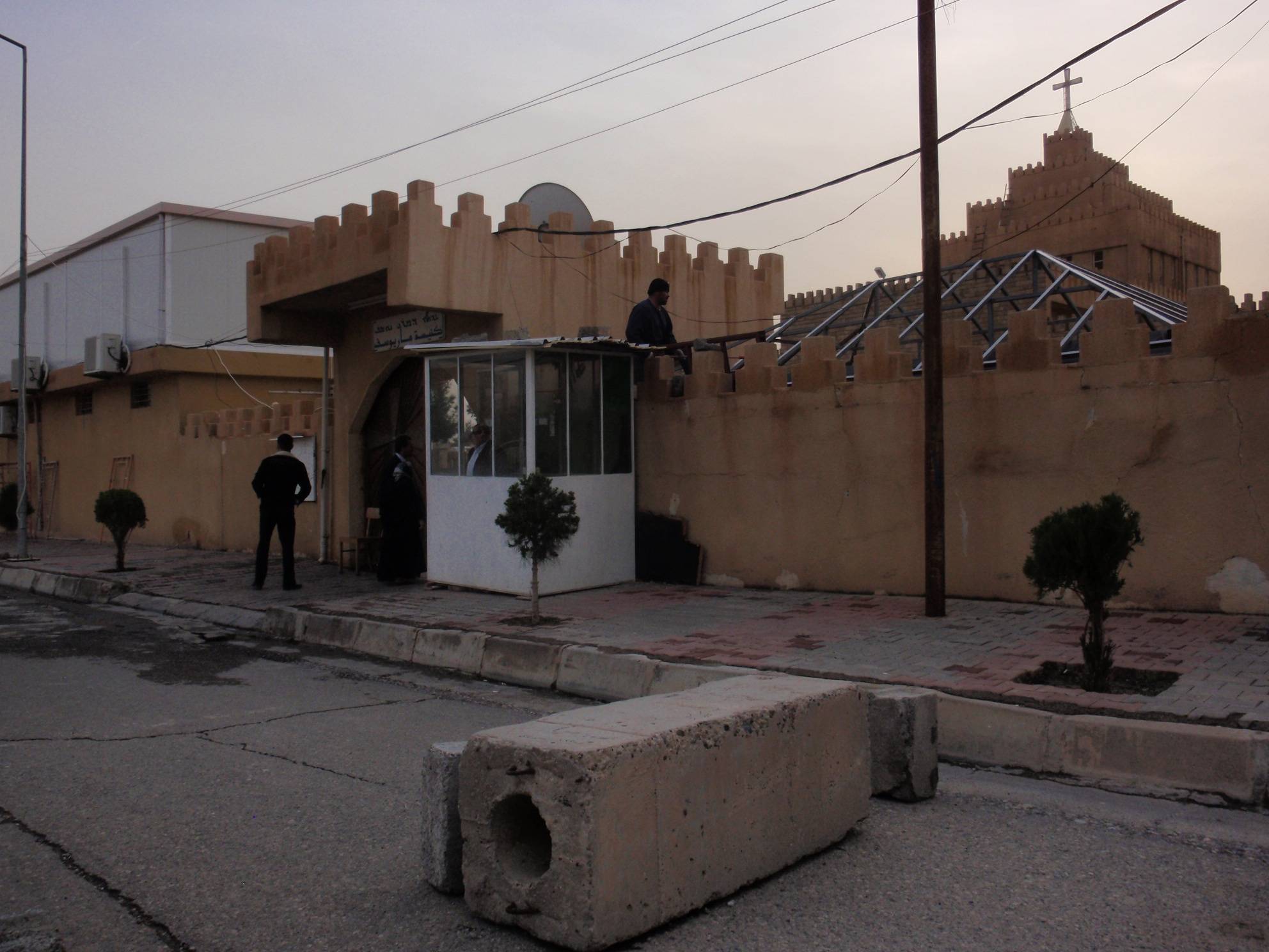 Blocchi di cemento davanti alla diocesi caldea di Erbil