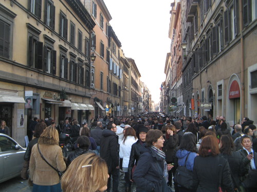 Le strade adiacenti piazza del Popolo... Tante sono impegnate nella vita pubblica... allo scopo di rendere più civile, più ricca e accogliente la società in cui vivono