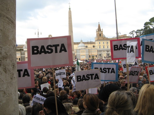 Questa ricca e varia esperienza di vita è cancellata dalla ripetuta, indecente, ostentata rappresentazione delle donne