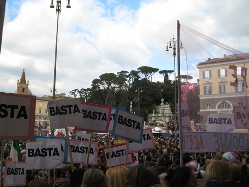 Chi vuole continuare a tacere, sostenere, giustificare, ridurre a vicende private il presente stato di cose, lo faccia assumendosene la pesante responsabilità, anche di fronte alla comunità internazionale