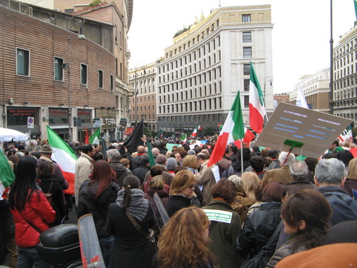 La folla in marcia in via Barberini