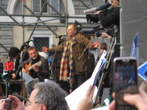 12 marzo 2011. Roberto Vecchioni in piazza del Popolo, cantautore e insegnante