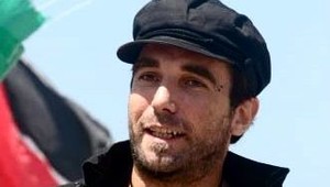 Un'immagine di Vittorio Arrigoni, molto amato tra i pacifisti e i frequentatori della rete per la sua attività nell'International Solidarity Movement e le cronache da Gaza