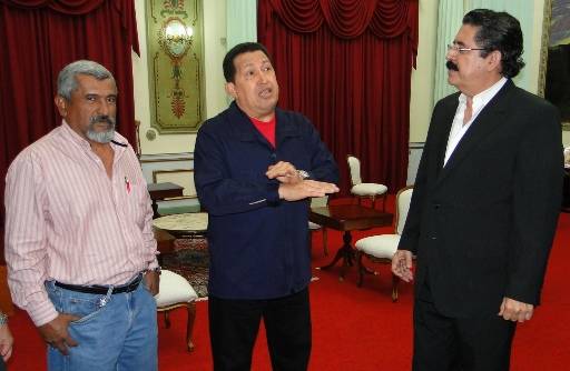  Juan Barahona, Hugo Chávez e Manuel Zelaya a Caracas (Foto FNRP) 