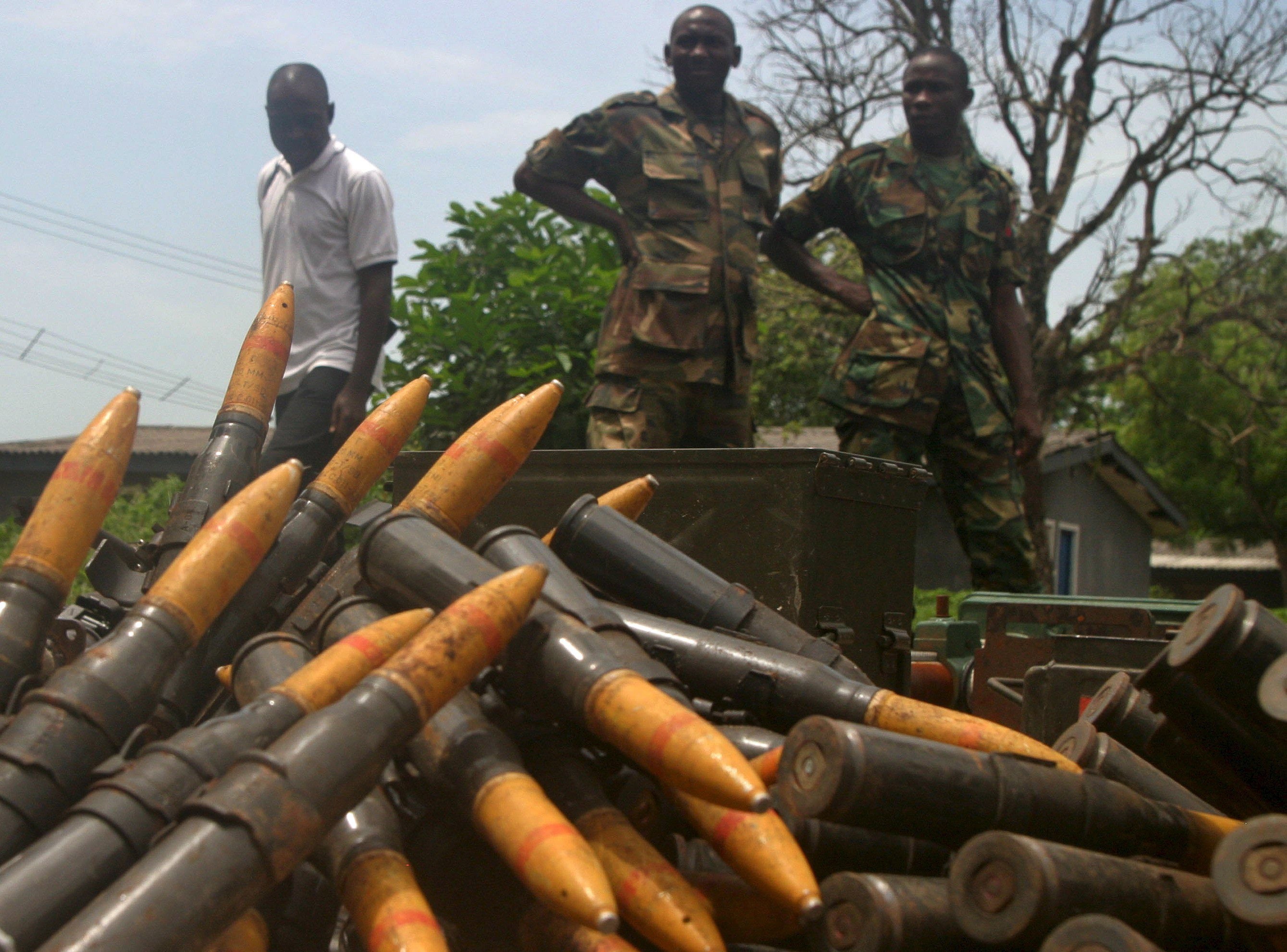 Militari armati nel sud della Nigeria, 2006, chiedendo che le popolazioni locali ricevano una parte equa della ricchezza petrolifera del paese.