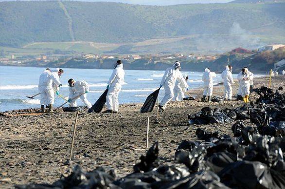 Gennaio 2011, Porto Torres (Sardegna): in pochi giorni due pesanti sversamenti nel mare di petrolio e di acque contaminate 