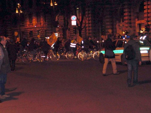 Arrivo dei ciclisti la sera in Piazza Cairoli